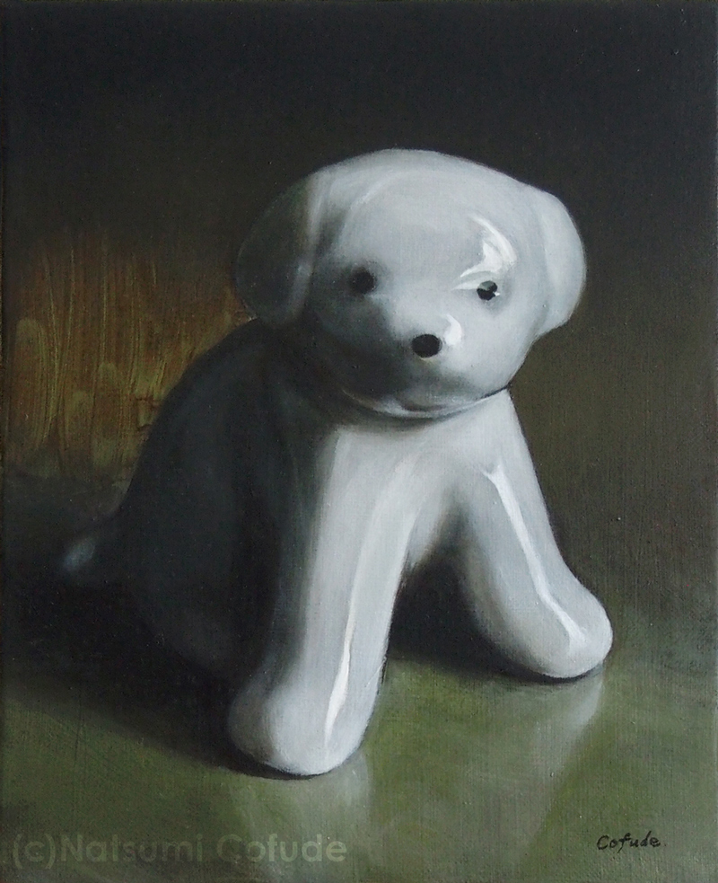陶でできた白い犬が描かれた絵。おすわりのポーズをしている。どこかきょとんとした無垢な表情で、暗がりから浮かび上がるように描かれている。