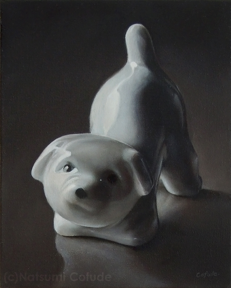 陶でできた白い犬が描かれた絵。暗い色調だが、遊びに誘うかのようにお尻をたかくあげ、しっぽをピンとたてたポーズで描かれている。