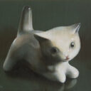 陶でできた白い猫が描かれた絵。深い緑色を背景に、遊びに誘うようにしっぽをぴんと立てた猫の像が描かれている。