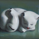 陶でできた白い猫が描かれた絵。深い緑色を背景に、体をまるめて眠っている猫の像が描かれている。