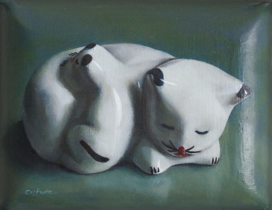 陶でできた白い猫が描かれた絵。深い緑色を背景に、体をまるめて眠っている猫の像が描かれている。