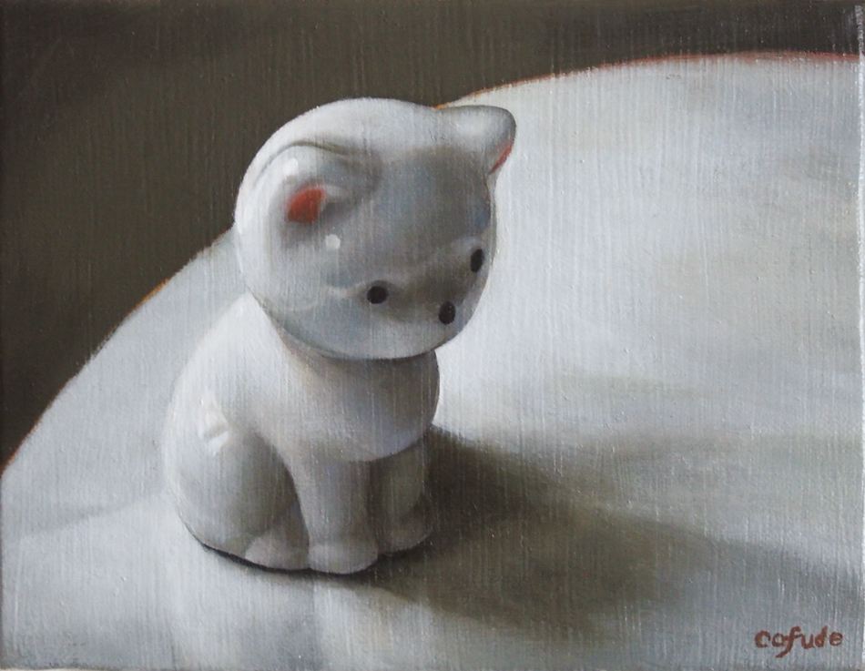 陶でできた白い猫の像がおすわりをしている様子が描かれている。