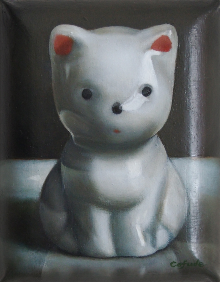 陶でできた白い猫の像の絵。おすわりした猫の像が真っ正面から描かれている。